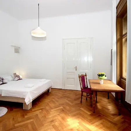 In The Center Of Old Town Apartman