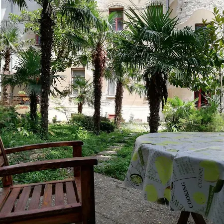 In The Center Of Old Town * Πούλα